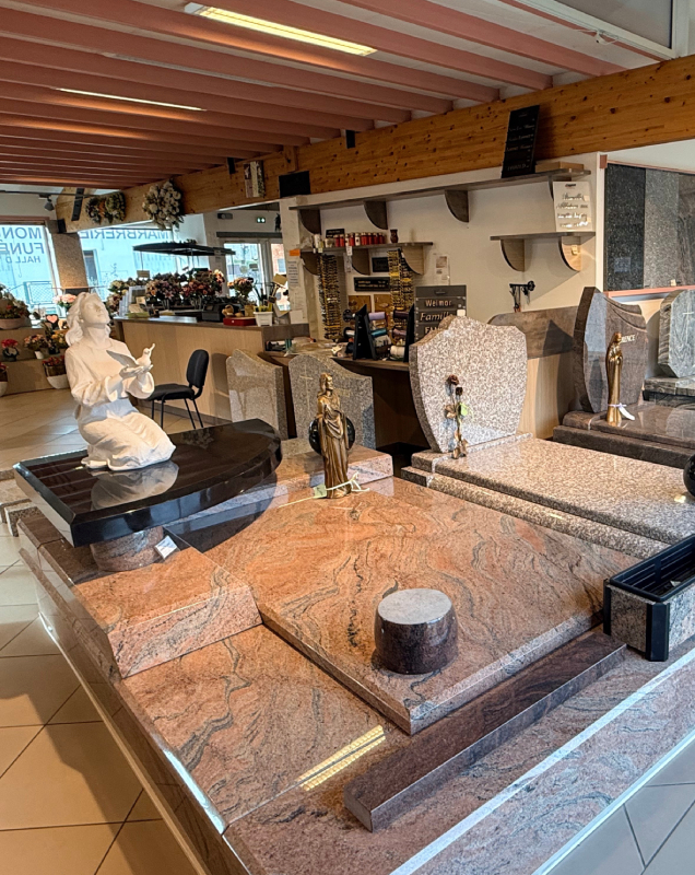 Exposition de monuments funéraires en marbrerie chez Favarel