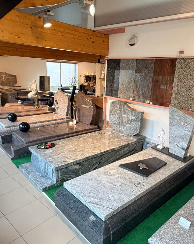 Exposition de monuments funéraires en granit dans la marbrerie Favarel